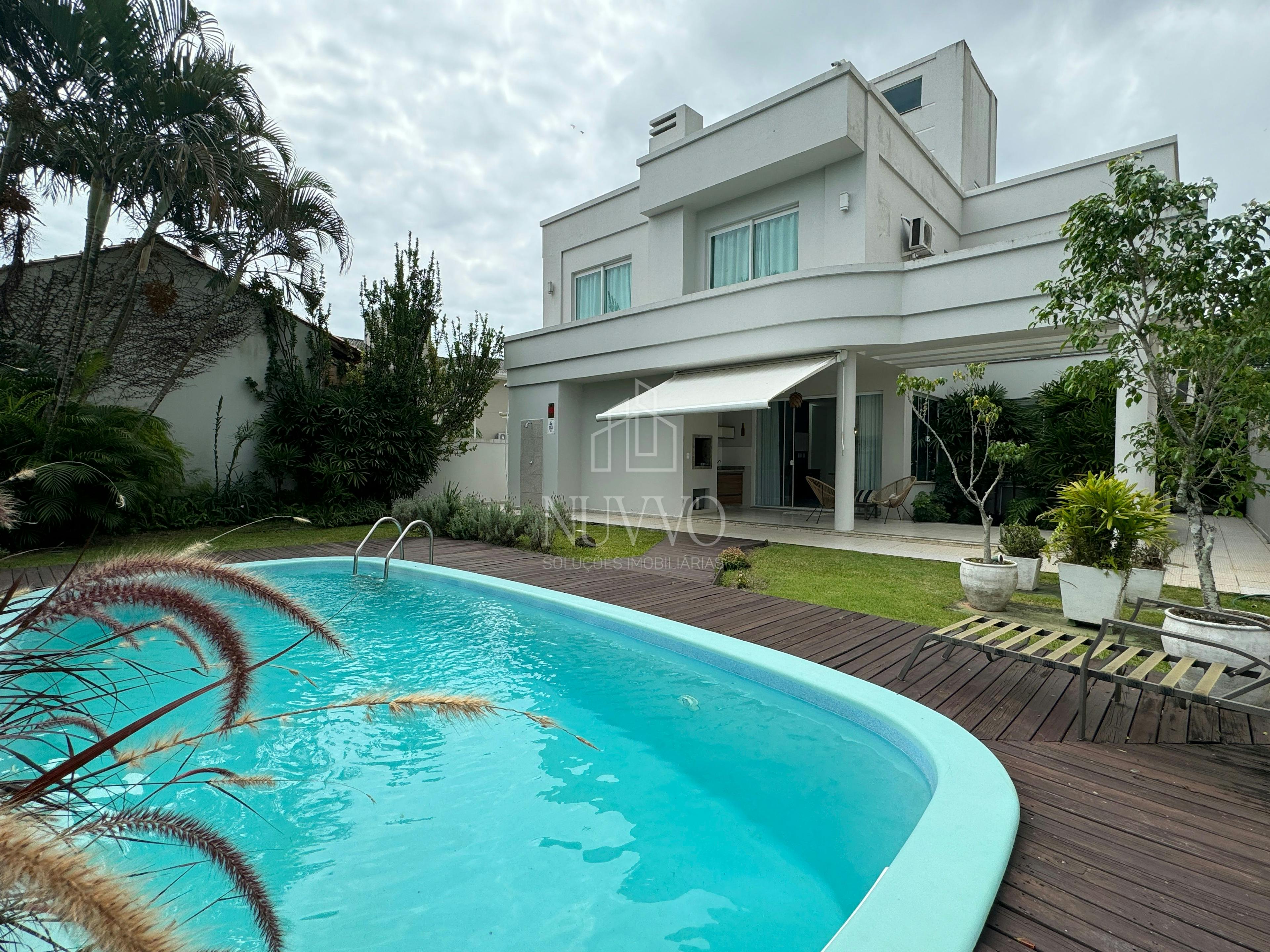 Casa com 3 suítes e piscina para locação anual em Jurerê!